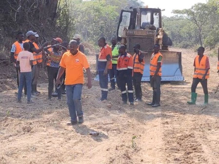 Construction de la route en terre battue 