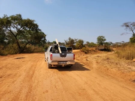 Construction de la route en terre battue 