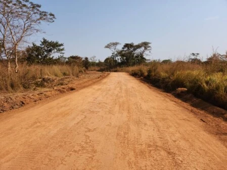 Construction de la route en terre battue 