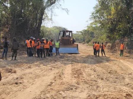 Construction de la route en terre battue 