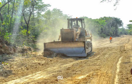Construction de la route en terre battue 