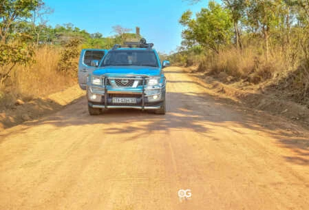 Construction de la route en terre battue 