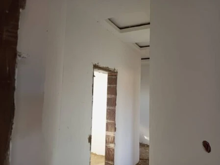 Construction de la route en terre battue 