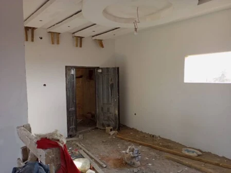 Construction de la route en terre battue 