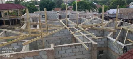 Construction de la route en terre battue 