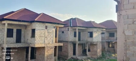 Construction de la route en terre battue 