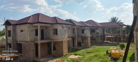 Construction de la route en terre battue 